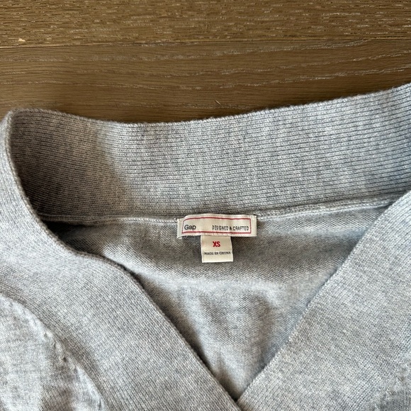 GAP Light Gray V-Neck Pullover - Picture 2 of 3